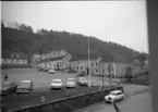 Gränna torg med bebyggelsen utmed torgets södra sida i huvudsak.  Fotograferat från andra våningen i en fastighet utmed Brahegatan. Bilar står snett parkerade utmed torgets västra sida