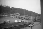 Gränna torg mot sydöst med 1700-talsbebyggelsen utmed torgets södra sida. Fotografi från andra våningen i en fastighet utmed Brahegatan. Bilar står parkerade utmed torgets västra sida.