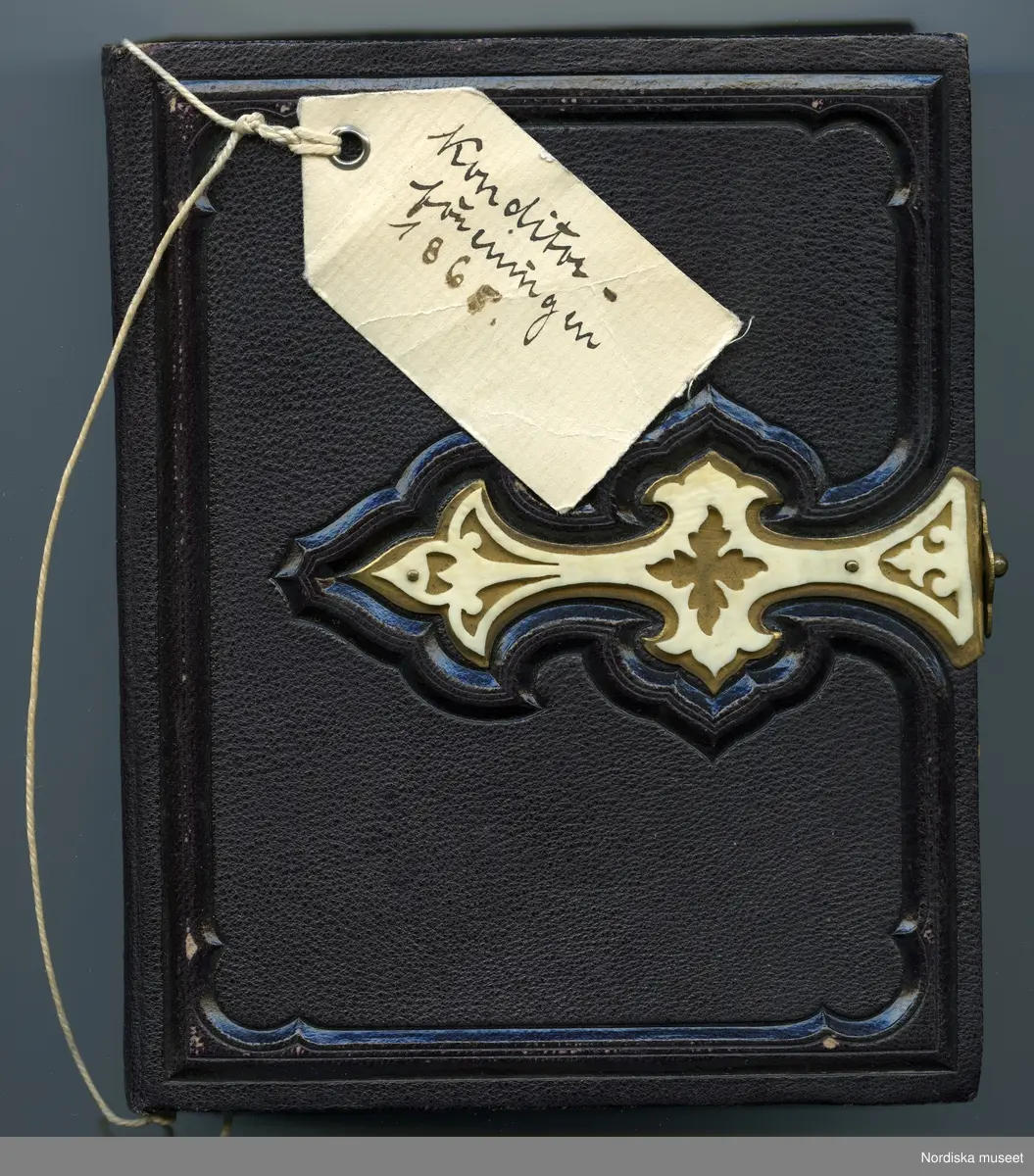 Huvudliggaren:
"a-b.
Album med fotografiporträtt av medlemmar av Conditor Föreningen i Stockholm. Med svartbruna läderpärmar i svart pappfodral. Gåva 10/3 1908 av fru Fanny Thulin, f. Hellbacher, Piteå."