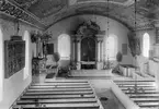 Interiör av Vist kyrka 1904. I det närmaste allt bilden visar kom olyckligtvis att bokstavligen gå upp i rök vid en eldsvåda 1961. Bland klenoderna under det vackert bemålade taket ses närmast till vänster det senmedeltida altarskåp som enligt uppgift var ett verk av Bendt Notke eller någon av dennes elever. Den unika predikstolen, den enda i landet som sannolikt kunnat knytas till bildhuggaren Börje Eriksson, var utförd 1650 och av samma mästare emanerar dopfunten, som lyckligtvis var en av få inventarier som kunde räddas ur lågorna. Av det förlorade stannar denna redogörelse vid altartavlan  som föreställde korsfästelsen och var utförd av konstnären Johan Jerling.