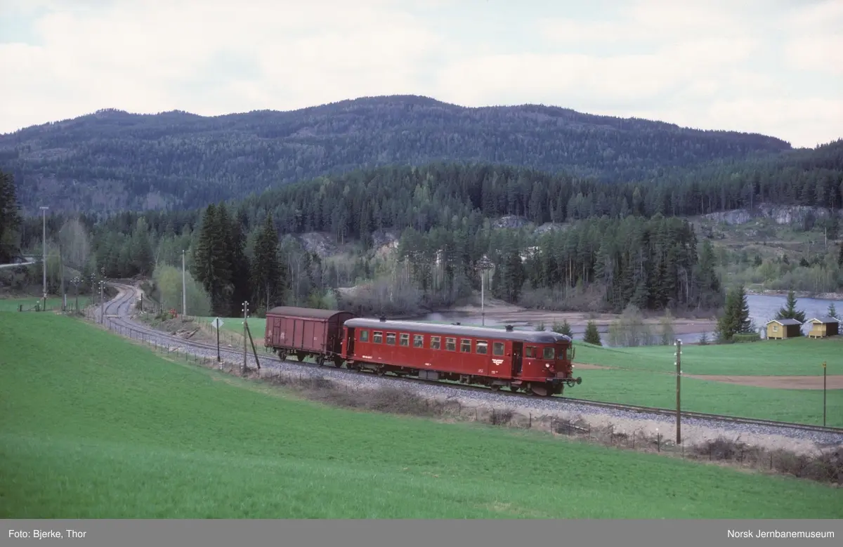 Motorvogn BM 86 27 i persontog 592 sør for Veggli