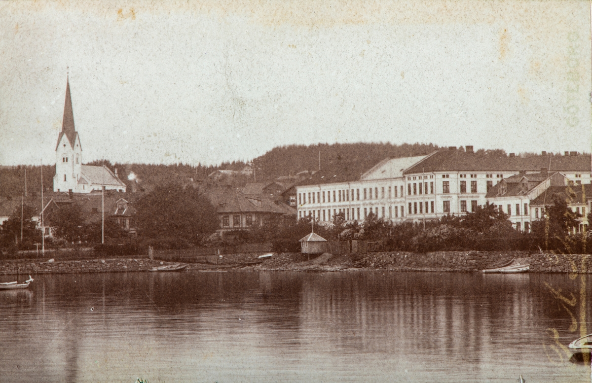 Hamar by sett fra Tjuvholmen. Hamar Domkirke. Bebyggelse i Strandgata, Strandgateparken før jernbaneutbygging, lysthus, bypanorama, Strandgatehagene,