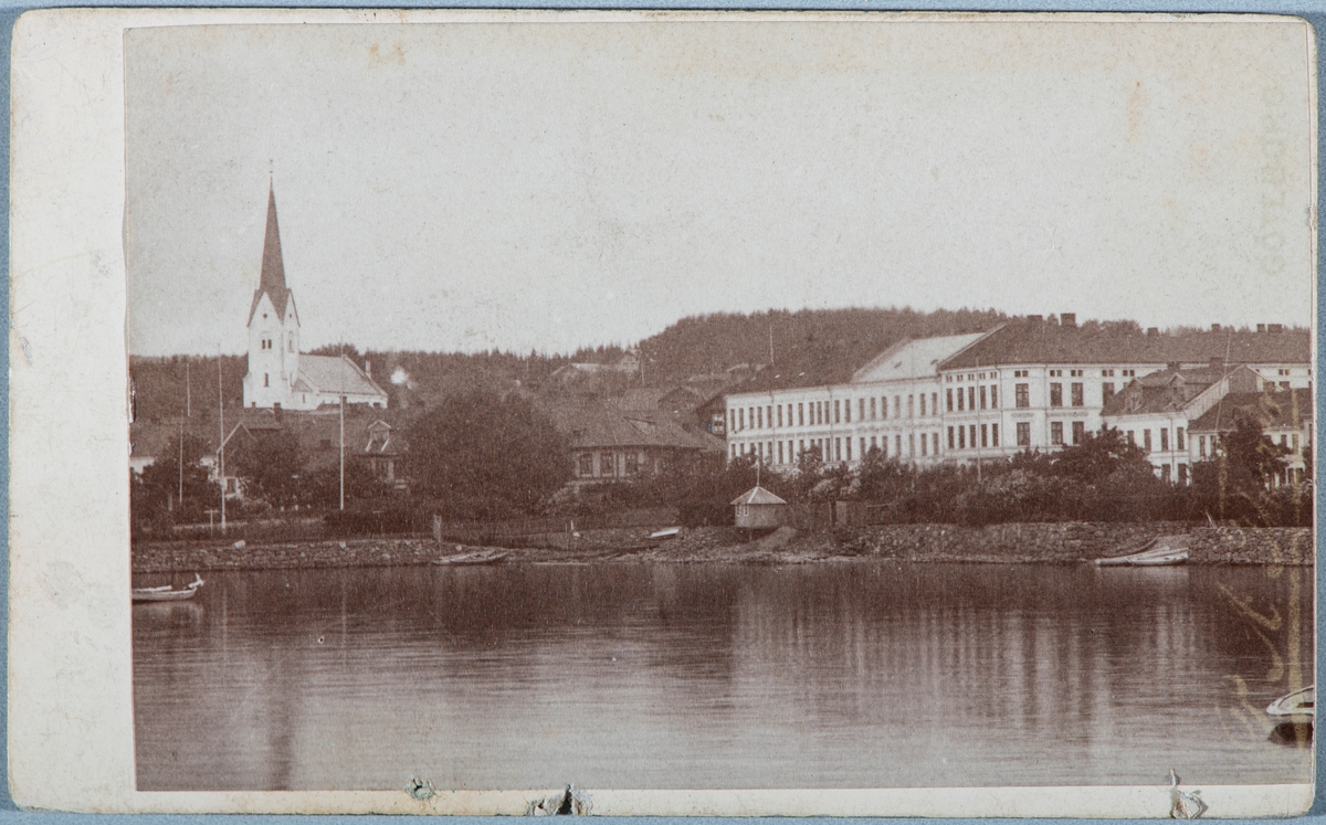 Hamar by sett fra Tjuvholmen. Hamar Domkirke. Bebyggelse i Strandgata, Strandgateparken før jernbaneutbygging, lysthus, bypanorama, Strandgatehagene,