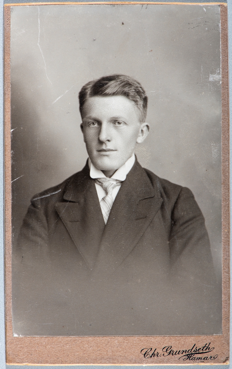 Portrett Carte Visite. Portrett av Karl Simen Lang-Ree. Fra Vestre Hoberg gård, Stange.