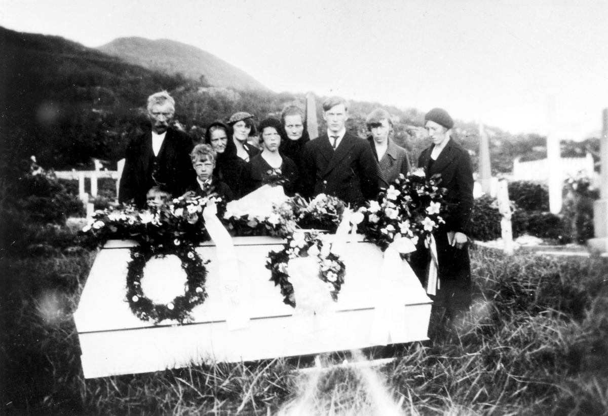Begravelsen til presten Kristian Finborud, f. 1854 i Vang på Hedmark.
Begravelsen var på Skaland i 1908, da han hadde sitt virke her. 
Fra venstre: Lars Orseth, Tora Orseth, tre ukjente personer, Erling Orseth, Daniel Orseth, Gudrun Orseth.