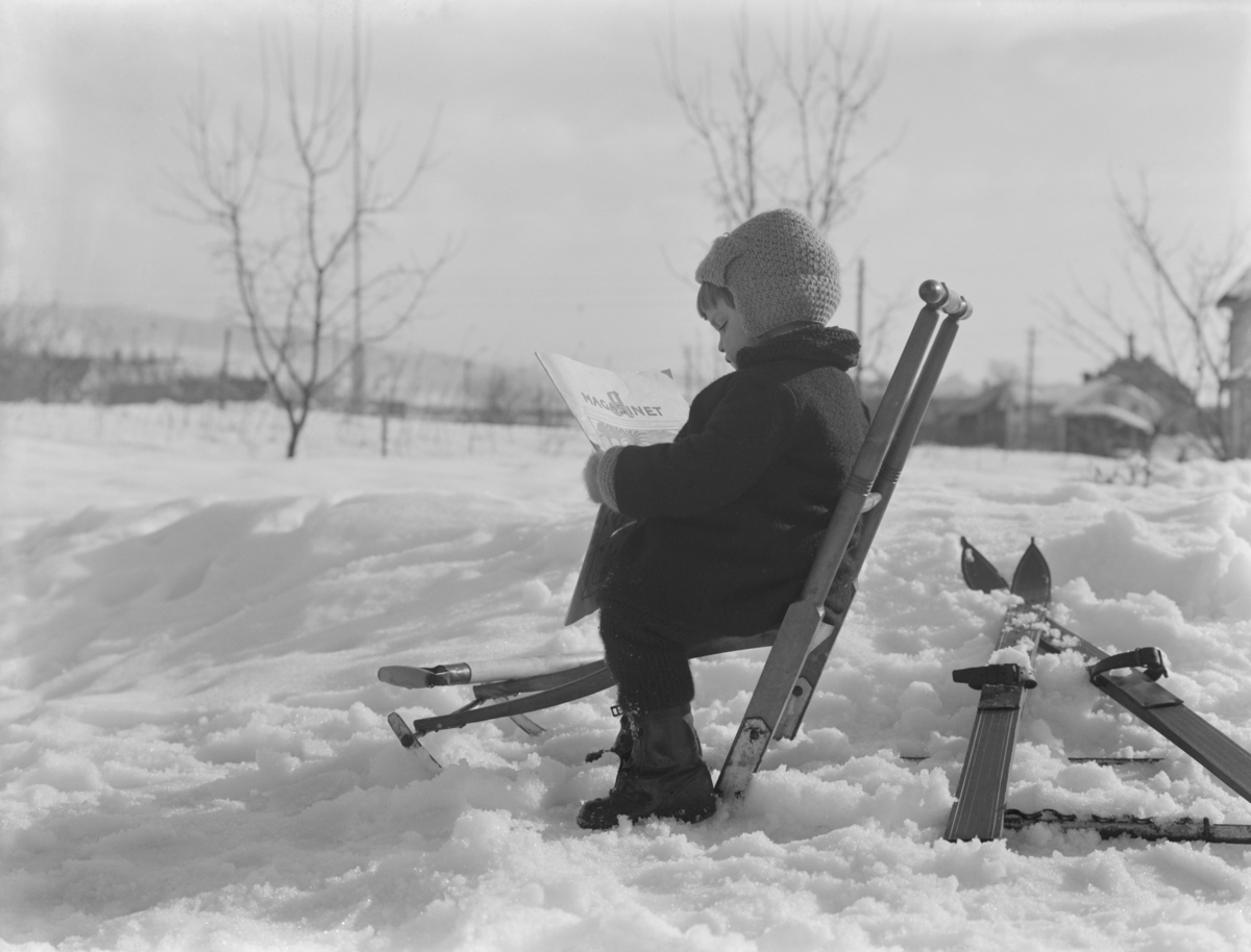 Vinter. Liten gutt på spark.