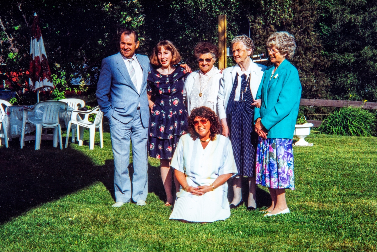 Linda Fredriksberg konfirmasjon våren 1993. Fra venstre: Karl Laurits Lundem (konfirmantens morfar), konfirmanten, Lavine Bjerklund (konfirmantens oldemor; mor til Karl Laurits), Magda Fredriksberg (konfirmantens farmor) og Randi Lundem (konfirmantens mormor). Sittende foran: Marit Fredriksberg (konfirmantens mor).