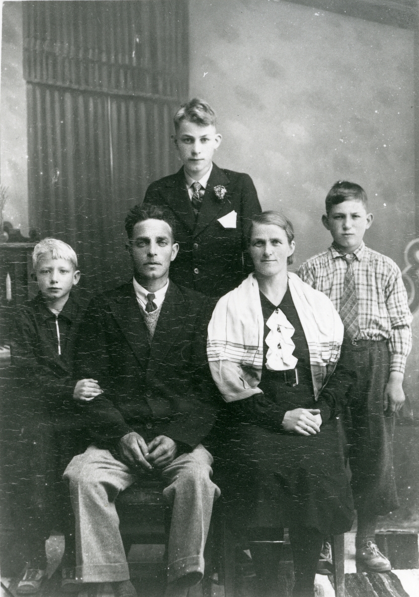 Kallen Karlsmoen (1898) og kone Mathilde f. Lundberget (1899). Barna fra venstre: Halstein (1929), Kåre (1923) og Egil (1925).