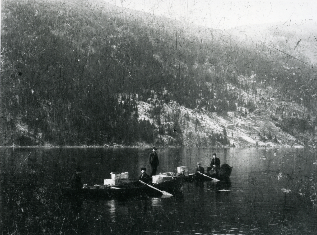2 båter m/last på vei nordover sjøen. Bratli i bakgrunnen.