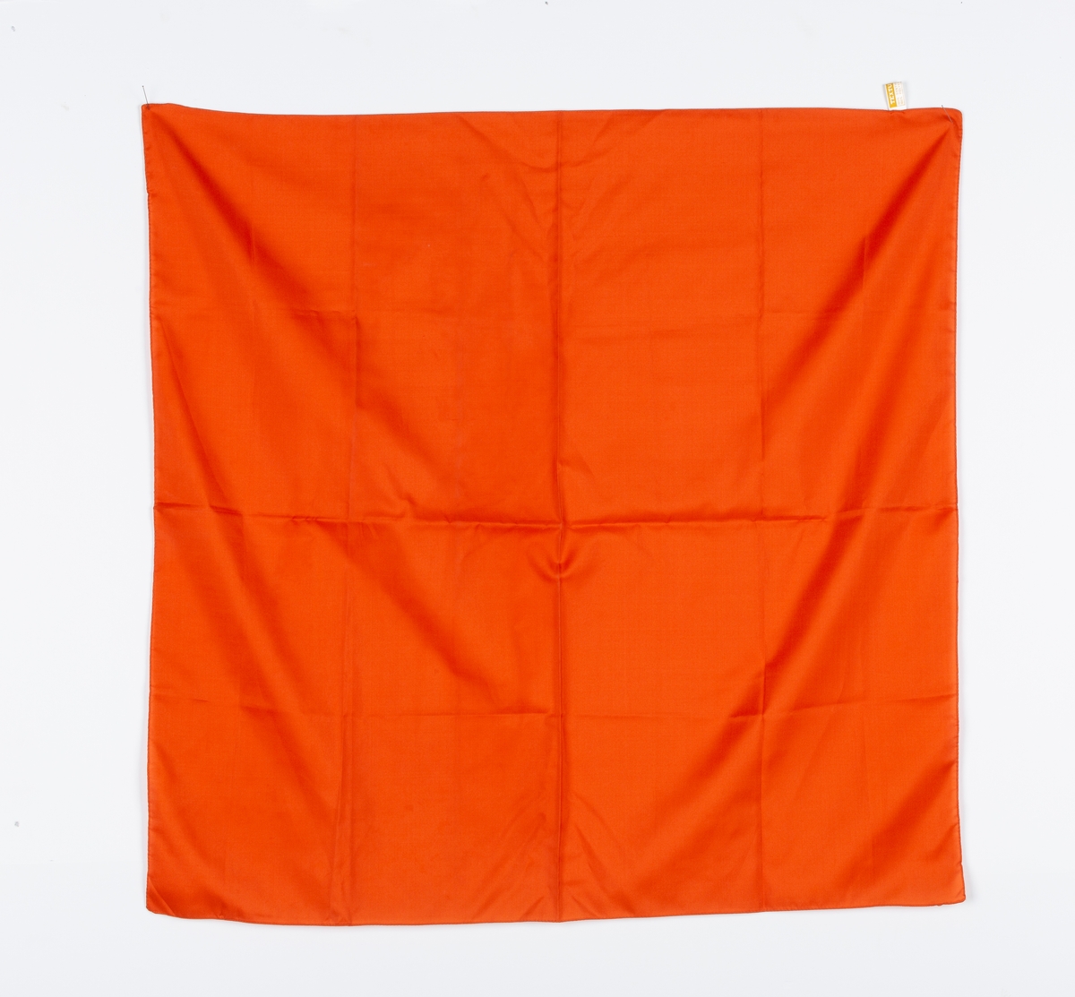 4 skjerf alle kvadratiske. To ensfargede og ett med striper og prikker. Ett med stilistiske blomster