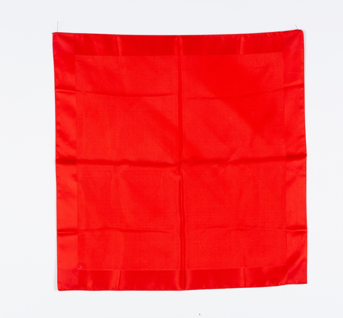 4 skjerf alle kvadratiske. To ensfargede og ett med striper og prikker. Ett med stilistiske blomster