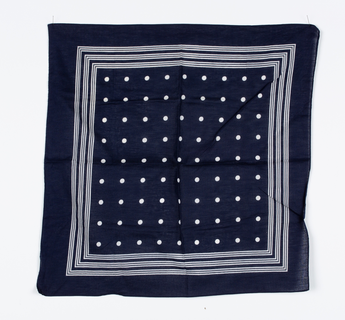 4 skjerf alle kvadratiske. To ensfargede og ett med striper og prikker. Ett med stilistiske blomster