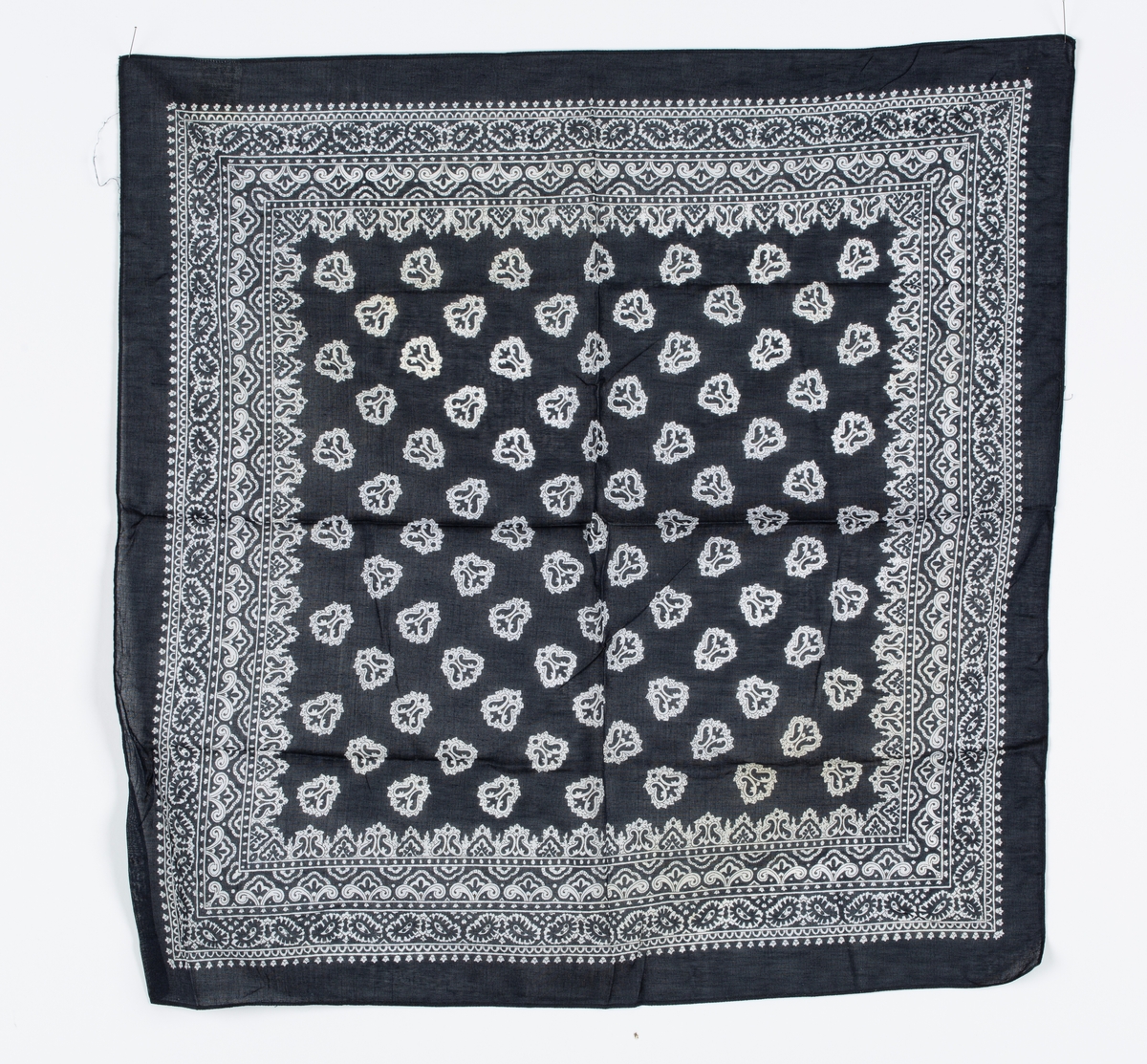 4 skjerf alle kvadratiske. To ensfargede og ett med striper og prikker. Ett med stilistiske blomster