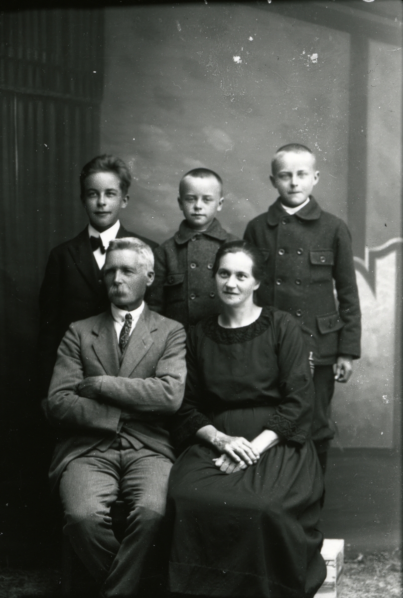 Torgal E. og Mina f. Stengrundet Østby m/sønnene Martin (1911), Magne (1915) og Jon (1913) (fra Flendalen).