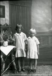Agnes g. Skyltbæk (1917-1989) og Vesla (Johanne) (1920) Fald