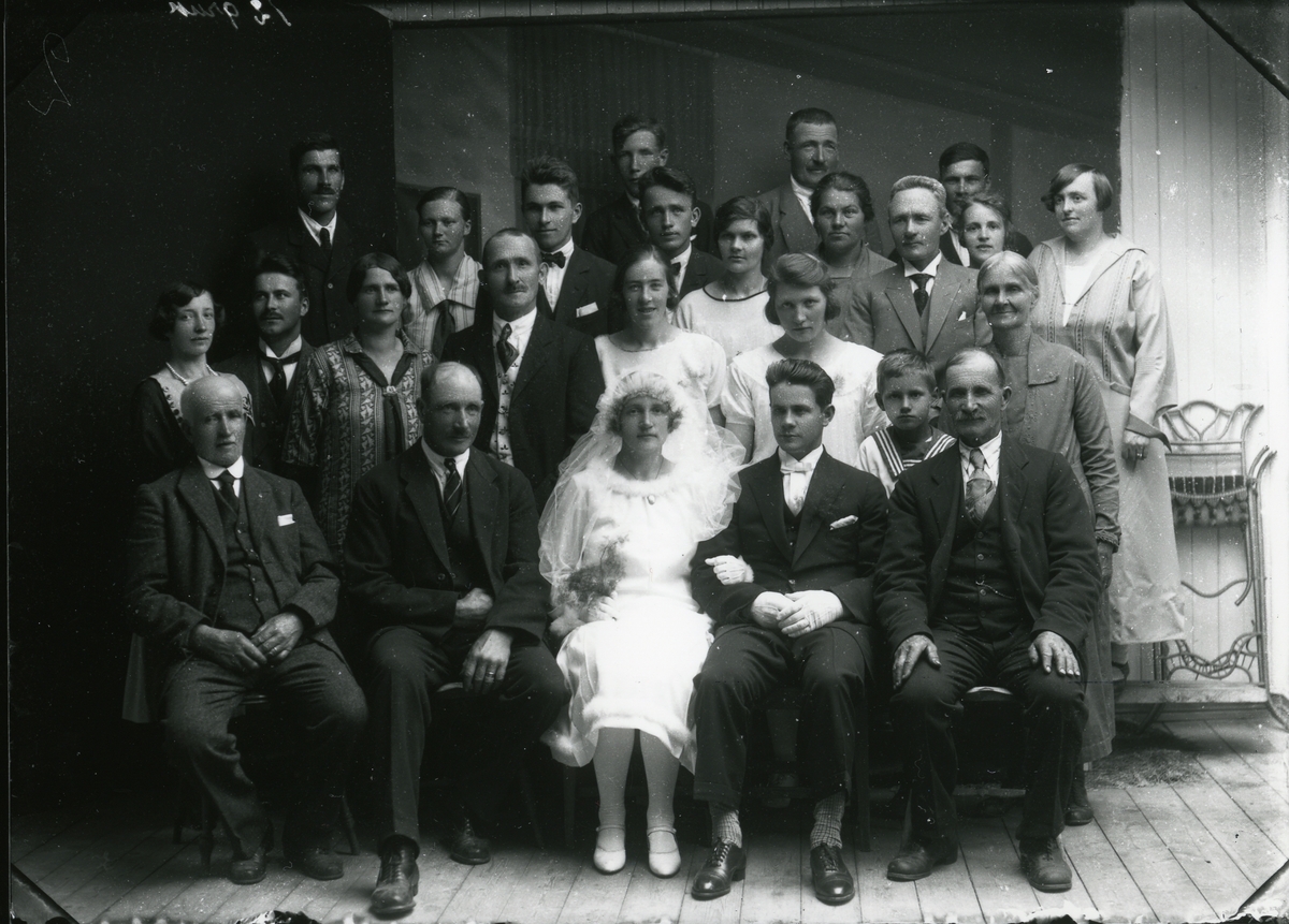 Brudepar og gjester i Katrine og Karl Johan Bekkelunds bryllup.