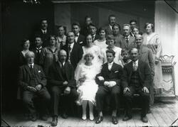 Brudepar og gjester i Katrine og Karl Johan Bekkelunds bryll