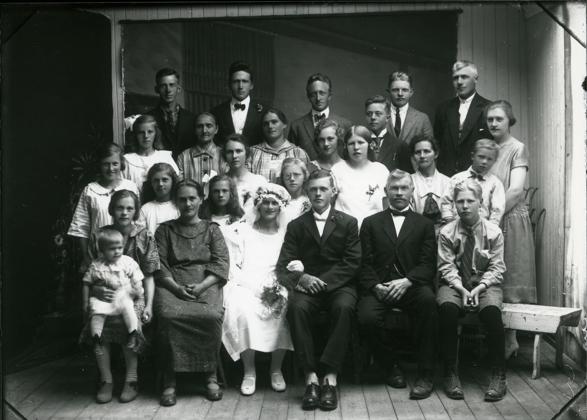 Brudeparet Olfrida (1905) og Karl (1901-1991) Bakken med gjester.