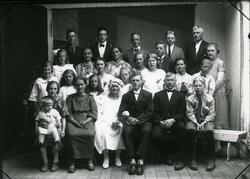 Brudeparet Olfrida (1905) og Karl (1901-1991) Bakken med gje