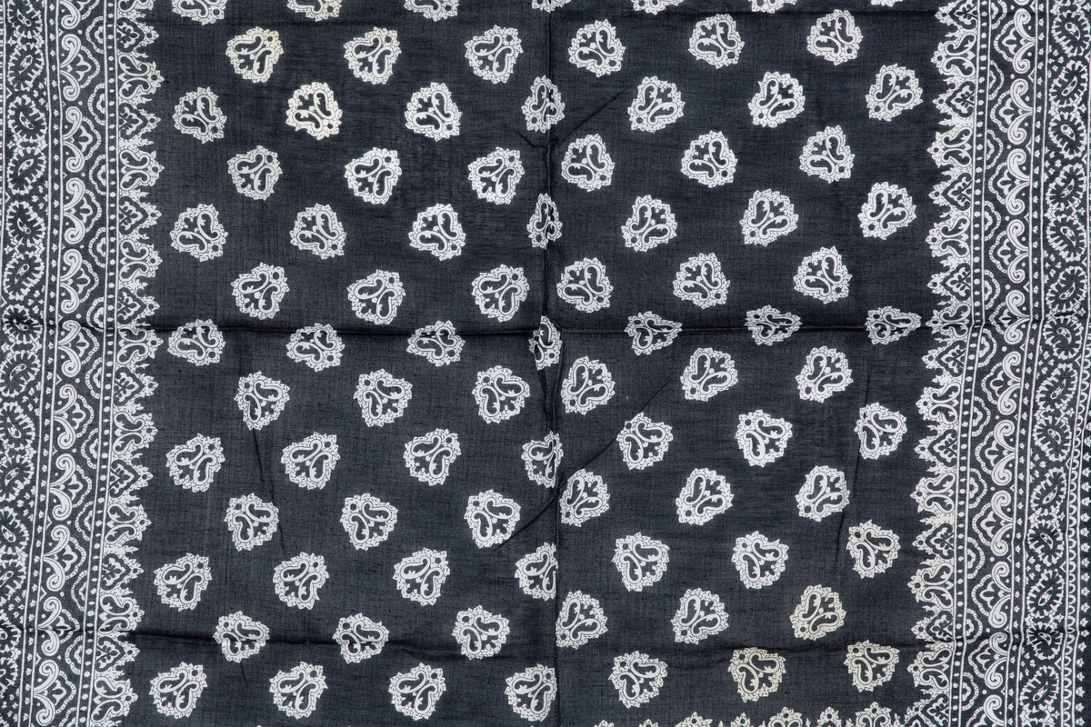 4 skjerf alle kvadratiske. To ensfargede og ett med striper og prikker. Ett med stilistiske blomster