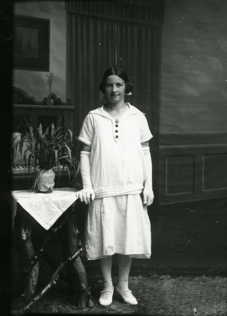 Konfirmasjonsbilde av Elfrid Fallet g. Nohr (1911).