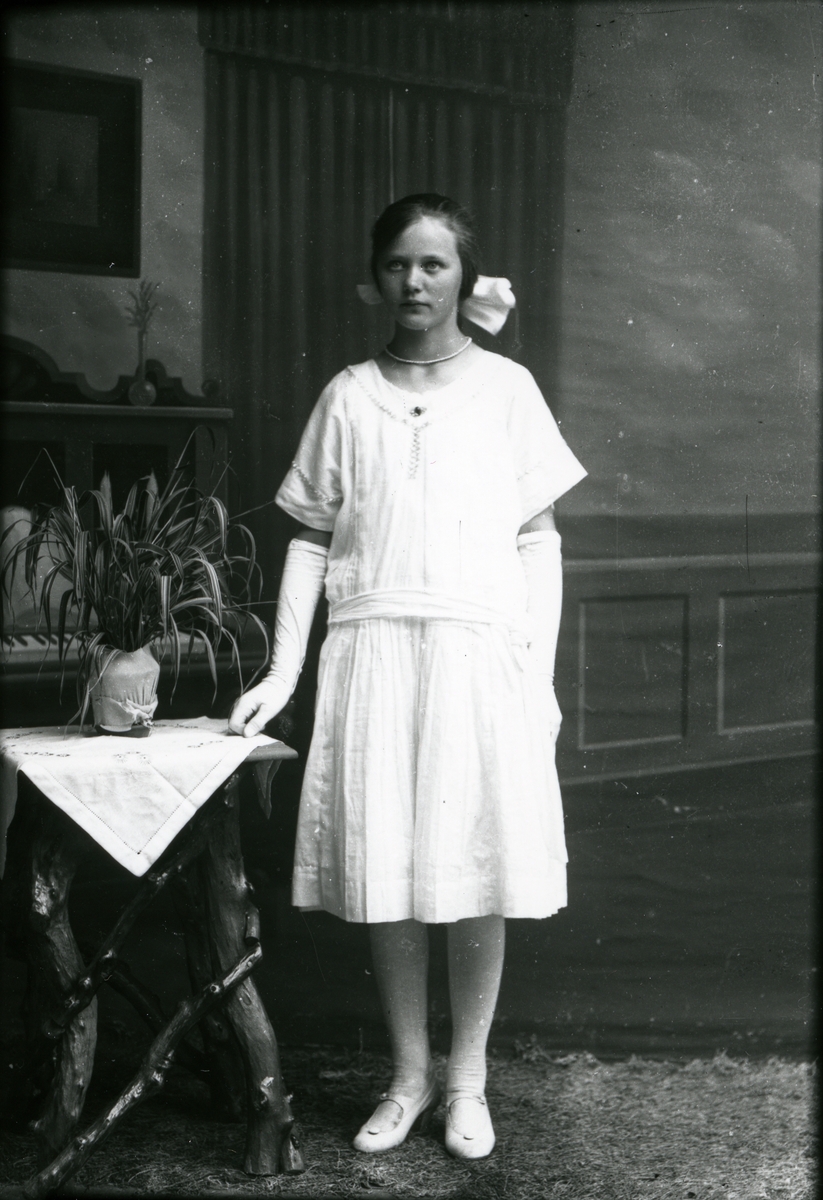 Konfirmasjonsbilde av Pernille Kjellbakk g. Skogtvedt (1911).