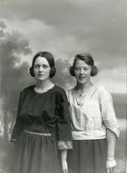 2 jenter. Fra venstre Halldis Moren Vesaas (1907) og Kerste 