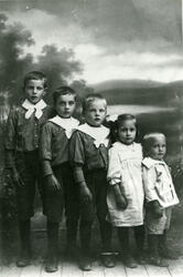 5 av Nordby-søsknene. Fra venstre: Per (1911-1935), Ola (191