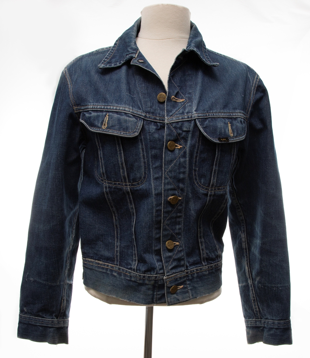 På en jeansjakke (av merket Lee) er et figurativt motiv brodert på ryggstykket. Motivet er et portrett av en annen kunstners selvportrett; det refererer til en detalj fra Hannah Ryggens billedteppe "Ja, vi elsker" (1950), der Ryggen har avbildet seg selv smilende med grågås og vevpinne i hånden. Med plattsøm er et utsnitt av dette portrett gjengitt med bomullstråd i mange og sterke farger, som bryter opp motivet i fasetter. Navnet "HANNAH RYGGEN" er brodert i gule og grønne toner på et øvre ryggstykke, mens "ARMY" inngår i hovedfeltet, under portrettet. Gåsehodet fra billedteppet er også inkludert. I tillegg omgir friere fargefelt, som delvis er inspirert av former og fargenyanser i billedveven, portrettet av Hannah Ryggen.