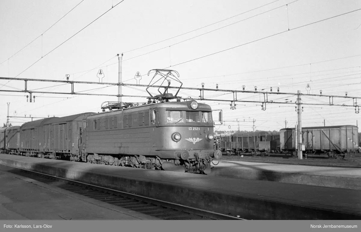 Elektrisk lokomotiv El 13 2129 med godstog på Hamar stasjon
