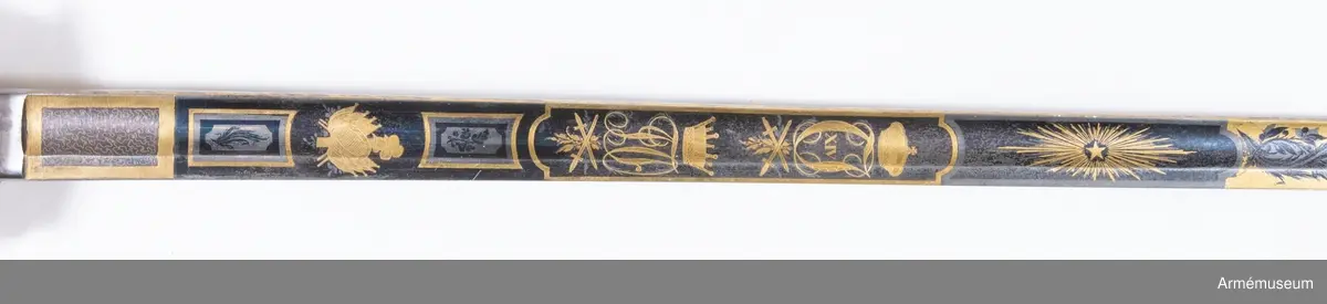 Grupp D II.
Fästet är av kommendertyp  med rak eneggad klinga, som är rikt dekorerad på bägge sidor med bl a Carl XIV Johans och kronprins Oscars namnchiffer.