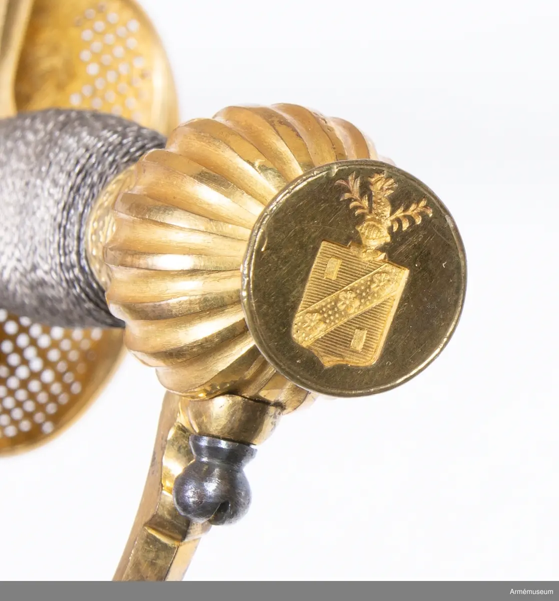 Grupp D II.
Fästet är av kommendertyp  med rak eneggad klinga, som är rikt dekorerad på bägge sidor med bl a Carl XIV Johans och kronprins Oscars namnchiffer.