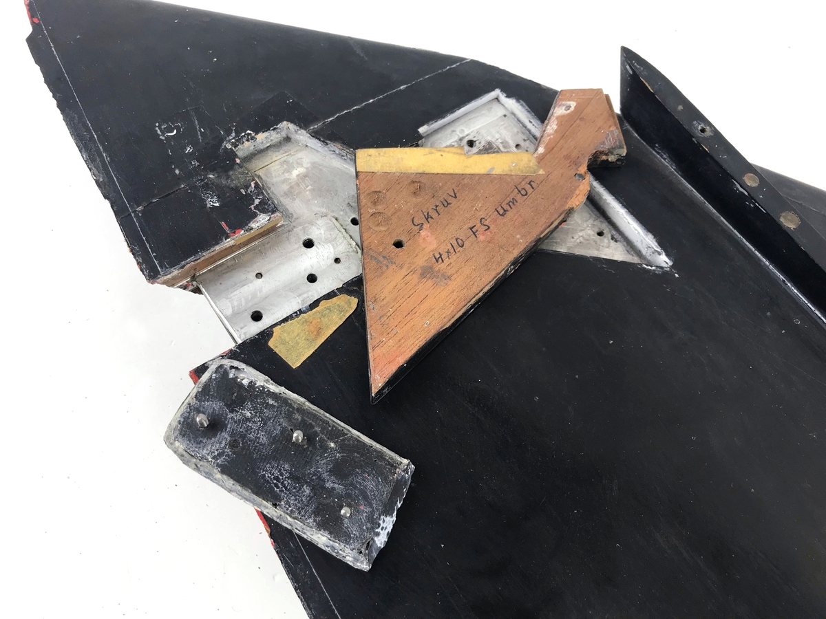 Vindtunnelmodell, vänster vinge till Saab 37 Viggen. Svartmålad, trä och metall.