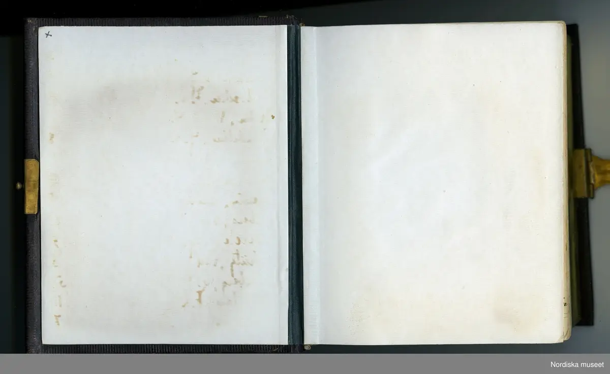 Huvudliggaren:
"a-b.
Album med fotografiporträtt av medlemmar av Conditor Föreningen i Stockholm. Med svartbruna läderpärmar i svart pappfodral. Gåva 10/3 1908 av fru Fanny Thulin, f. Hellbacher, Piteå."