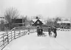 Motiv från Brinkbacken i området Vimanshäll söder om Linköping. Snön låg djupt när fotografen passerade en vinterdag 1901, till glädje för barnen som hade lyckan att för linköpingsmått bo invid en rejäl kälkbacke. I bakgrunden ligger hus utmed dagens Hällgatan. Bostadshuset i mitten har upplysningsvis flyttats till friluftsmuseet gamla Linköping.