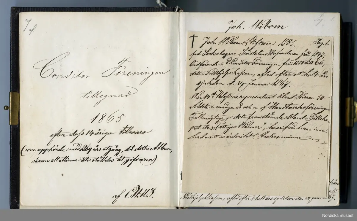 Huvudliggaren:
"a-b.
Album med fotografiporträtt av medlemmar av Conditor Föreningen i Stockholm. Med svartbruna läderpärmar i svart pappfodral. Gåva 10/3 1908 av fru Fanny Thulin, f. Hellbacher, Piteå."