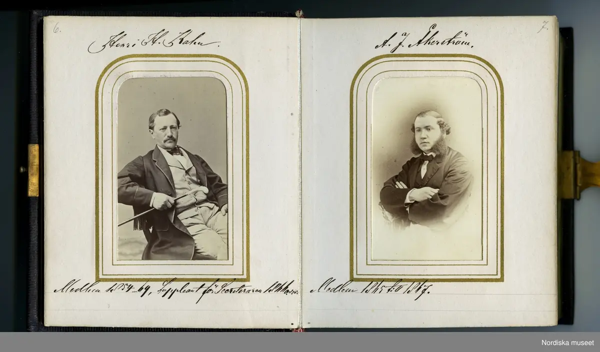 Huvudliggaren:
"a-b.
Album med fotografiporträtt av medlemmar av Conditor Föreningen i Stockholm. Med svartbruna läderpärmar i svart pappfodral. Gåva 10/3 1908 av fru Fanny Thulin, f. Hellbacher, Piteå."