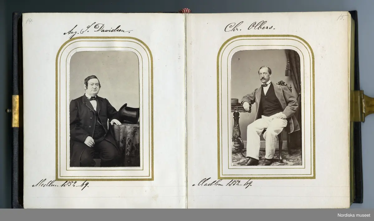 Huvudliggaren:
"a-b.
Album med fotografiporträtt av medlemmar av Conditor Föreningen i Stockholm. Med svartbruna läderpärmar i svart pappfodral. Gåva 10/3 1908 av fru Fanny Thulin, f. Hellbacher, Piteå."
