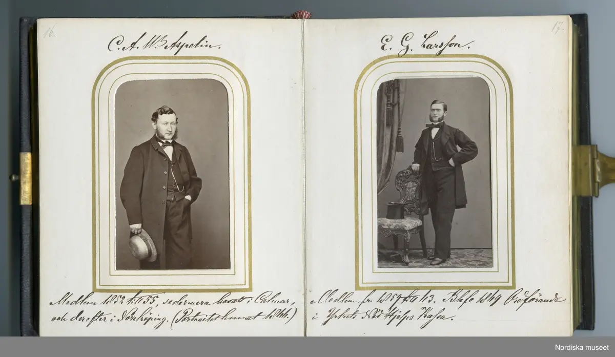 Huvudliggaren:
"a-b.
Album med fotografiporträtt av medlemmar av Conditor Föreningen i Stockholm. Med svartbruna läderpärmar i svart pappfodral. Gåva 10/3 1908 av fru Fanny Thulin, f. Hellbacher, Piteå."