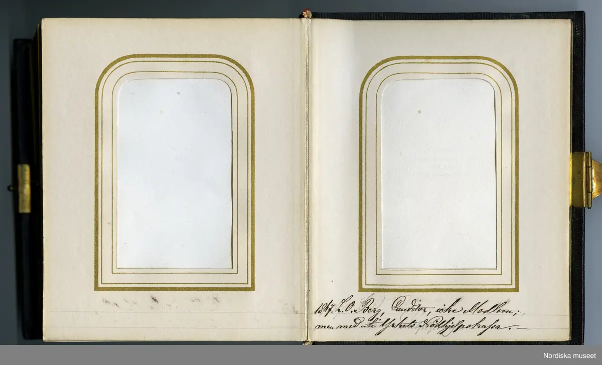 Huvudliggaren:
"a-b.
Album med fotografiporträtt av medlemmar av Conditor Föreningen i Stockholm. Med svartbruna läderpärmar i svart pappfodral. Gåva 10/3 1908 av fru Fanny Thulin, f. Hellbacher, Piteå."