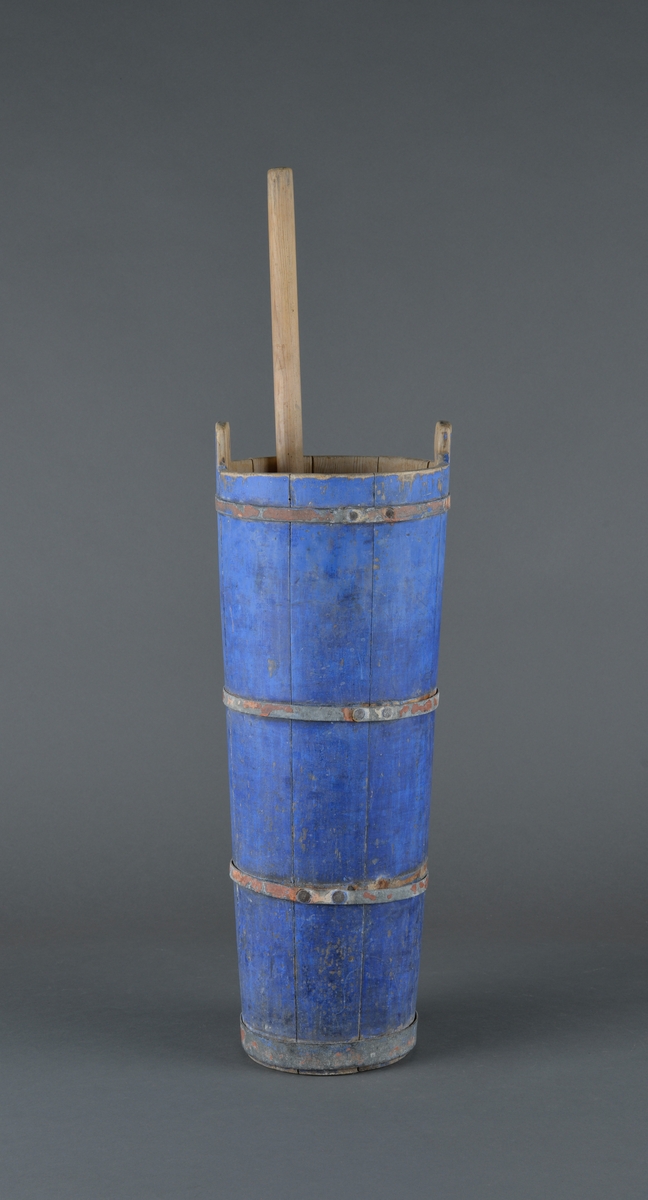 Sylinderformet strunk-kjerne for produksjon av smør. I strunken er det ei tvare og deler av ei tvare. 
Strunken er bygd som ei liten tønne med staver og 4 band som holder dem sammen.