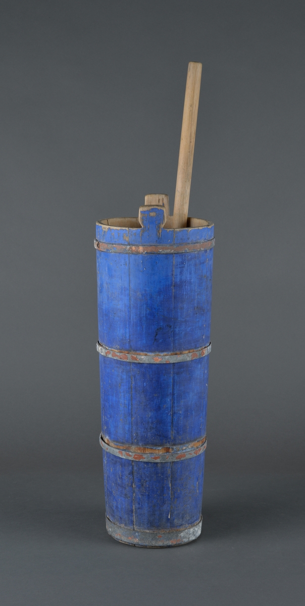 Sylinderformet strunk-kjerne for produksjon av smør. I strunken er det ei tvare og deler av ei tvare. 
Strunken er bygd som ei liten tønne med staver og 4 band som holder dem sammen.