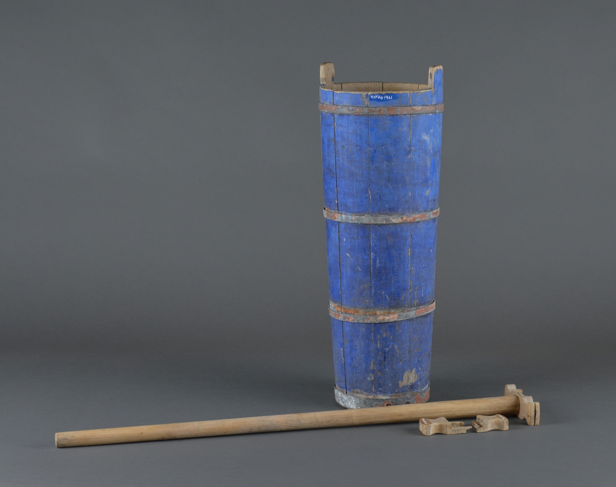 Sylinderformet strunk-kjerne for produksjon av smør. I strunken er det ei tvare og deler av ei tvare. 
Strunken er bygd som ei liten tønne med staver og 4 band som holder dem sammen.