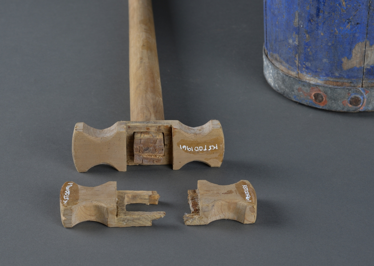 Sylinderformet strunk-kjerne for produksjon av smør. I strunken er det ei tvare og deler av ei tvare. 
Strunken er bygd som ei liten tønne med staver og 4 band som holder dem sammen.