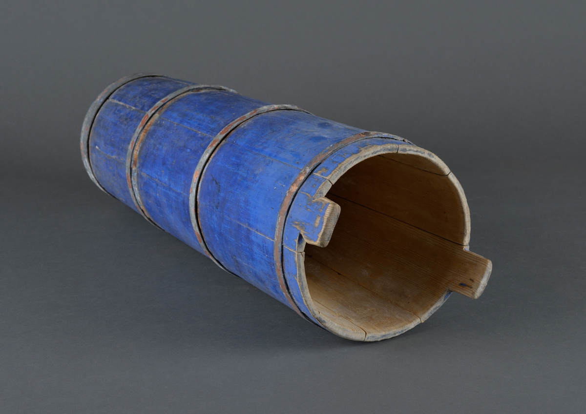 Sylinderformet strunk-kjerne for produksjon av smør. I strunken er det ei tvare og deler av ei tvare. 
Strunken er bygd som ei liten tønne med staver og 4 band som holder dem sammen.