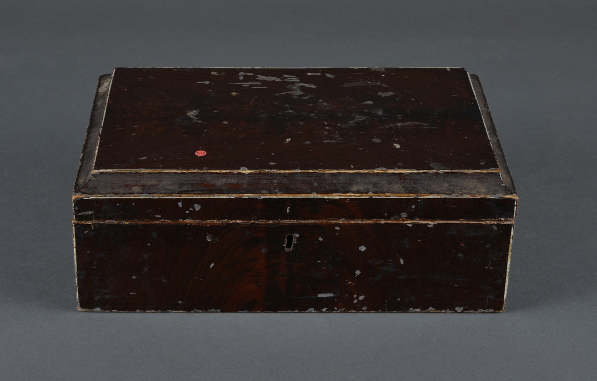 Treskrin for oppbevaring av verktøy og annen redskap.
Lokket er hengslet i bakkant. 
Låsbart, men mangler nøkkel

Påskrift inne i lokket av første eier.