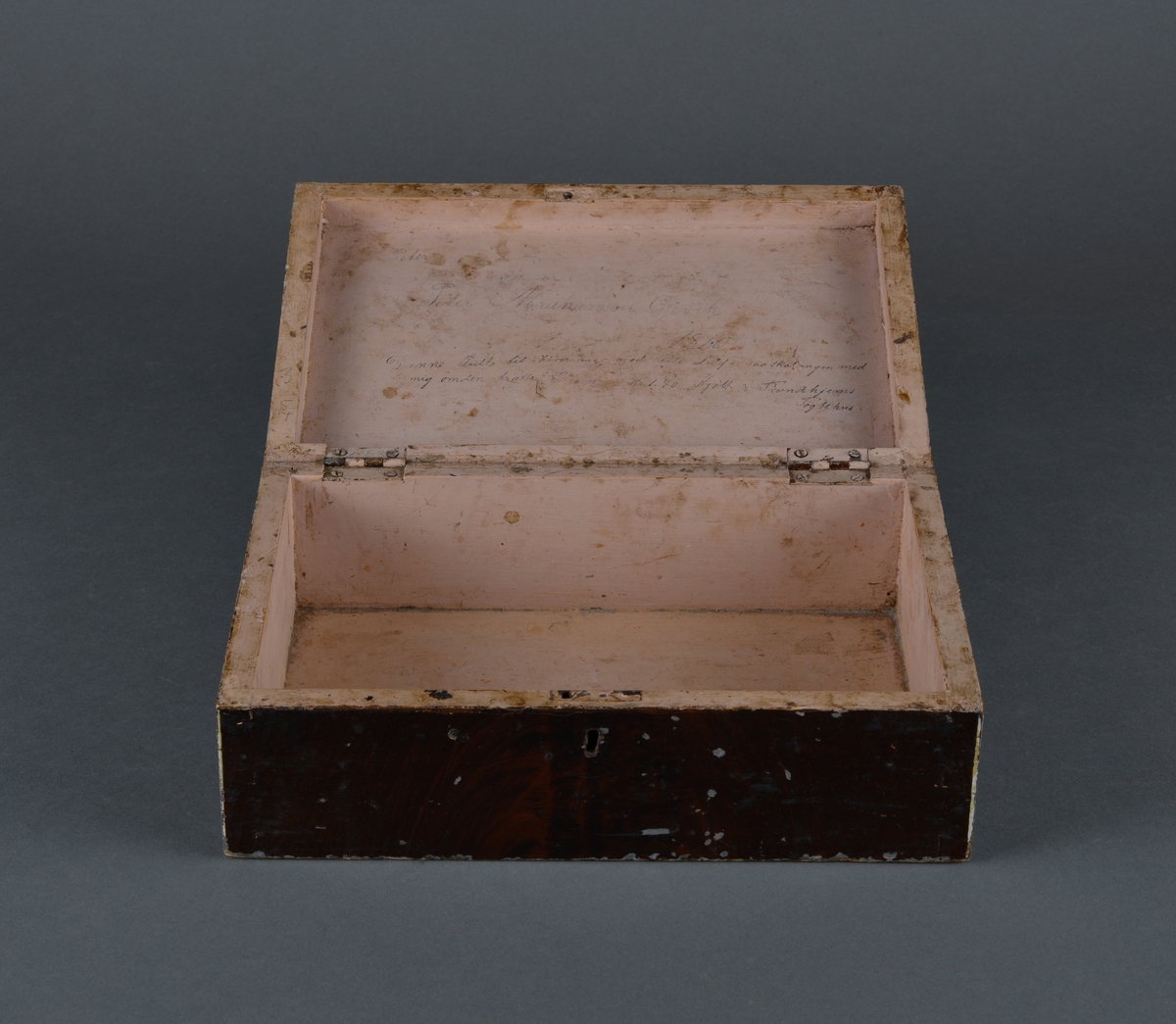 Treskrin for oppbevaring av verktøy og annen redskap.
Lokket er hengslet i bakkant. 
Låsbart, men mangler nøkkel

Påskrift inne i lokket av første eier.