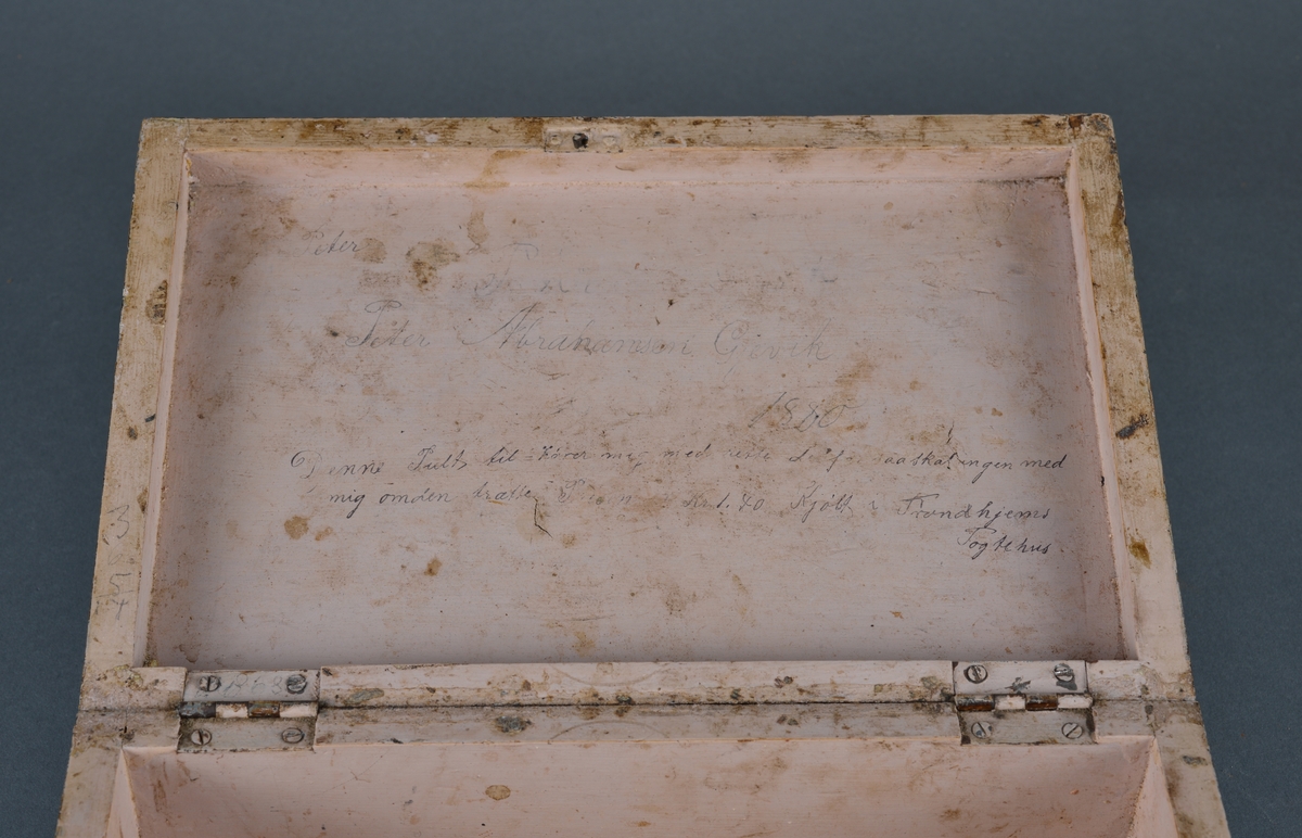 Treskrin for oppbevaring av verktøy og annen redskap.
Lokket er hengslet i bakkant. 
Låsbart, men mangler nøkkel

Påskrift inne i lokket av første eier.