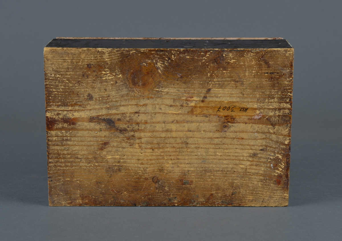 Treskrin for oppbevaring av verktøy og annen redskap.
Lokket er hengslet i bakkant. 
Låsbart, men mangler nøkkel

Påskrift inne i lokket av første eier.