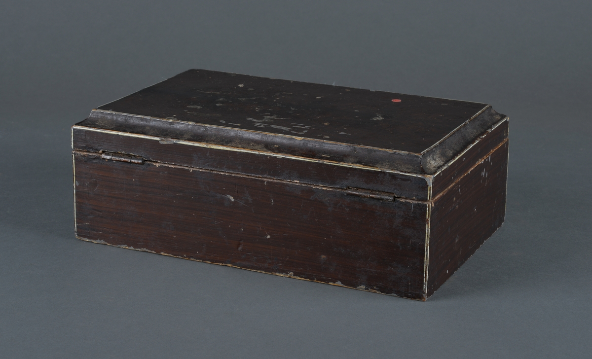 Treskrin for oppbevaring av verktøy og annen redskap.
Lokket er hengslet i bakkant. 
Låsbart, men mangler nøkkel

Påskrift inne i lokket av første eier.